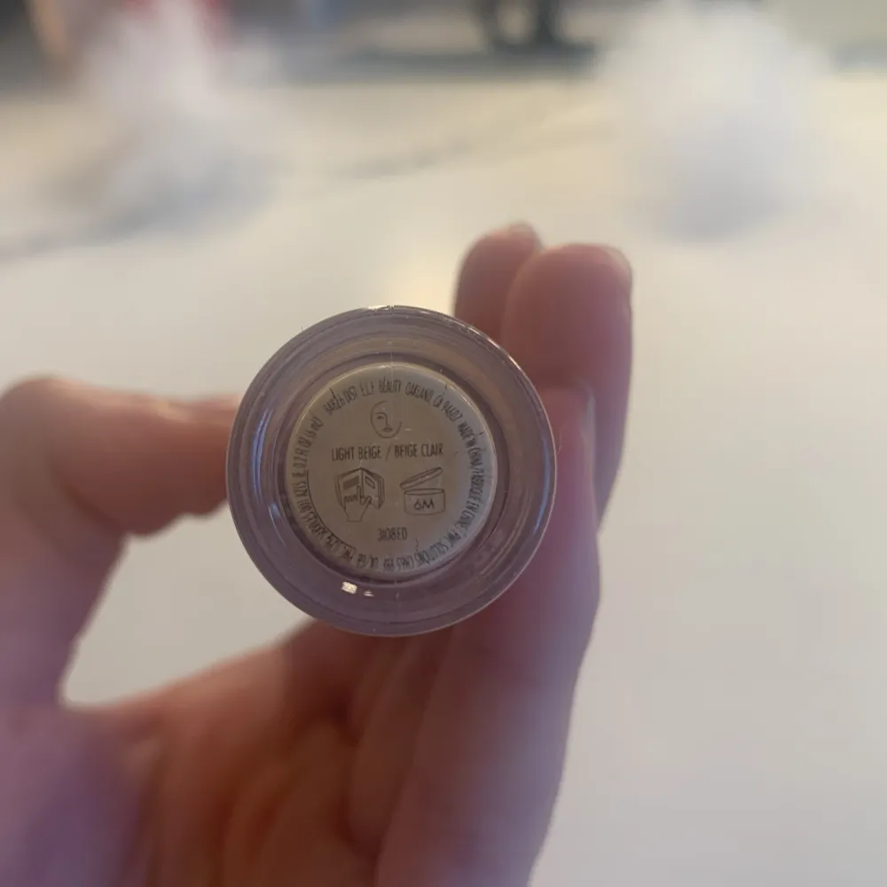 Jättefin concealer i shade light beige Använd ungefär 5 gånger, säljer pga att jag köpte fel shade💓. Skönhet.