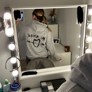 Super mysig Grå mi amore hoodie - Säljer en supermysig grå hoodie från mira paris MI AMORE. Perfekt för chilliga dagar eller när du bara vill mysa hemma. Säljer på grund av att jag tycker att den är för liten för mig, använd bara cirka 3-4 gånger, skriv privat för fler bilder!
