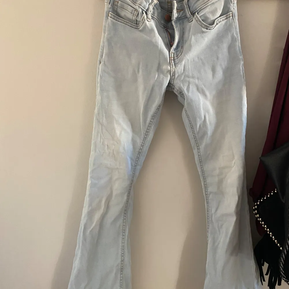 TRYCK INTE PÅ KÖP NU! Säljer mina ljusblåa bootcut jeans som är från Lindex. Är i storlek 145 men passar 152. Köpt för 300-400. Pris kan sänkas! . Jeans & Byxor.