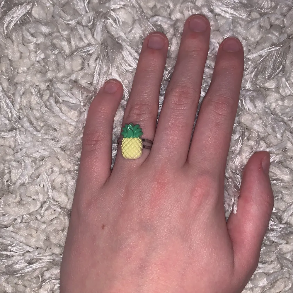 Säljer ananas ring och leopard ring. Dem är har inte varit använda men är flera år gammal och den gröna färgen på ananasen har försvunnit lite så därför säljs dem för 2 kr styck. . Accessoarer.