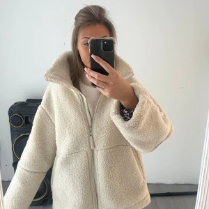 TEDDYJACKA H&M - Säljer min fina Teddy jacka. Den är i väldigt bra skick. Storlek M