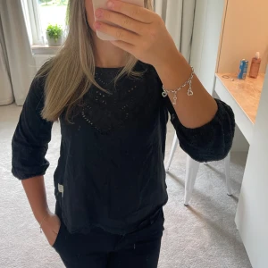 Blus - Söt blus odd molly med söta detaljer. Storlek 0 men är som en xs/s😊