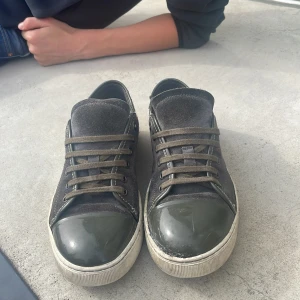 LANVIN - Säljer dessa as feta lanvins skorna! Säljer då jag inte kommer använda dessa. Priset är pga av skadorna. Hör av er vid fler frågor😄