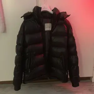 Säljer min äkta Moncler jacka i modellen Maya, storlek 1. Säljer för att jag ångrar köpet. Endast använd 2-3 gånger förra vintern, som nyskick. Pris inte skrivet i sten, men inga skambud tack <3