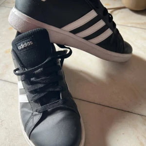 Adidas sko - Skor i superfint skick. Hann knappt smvändas innan de blev för små,