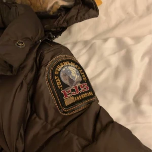 Parajumper jacka  - Jag säljer denna jacka för 2000kr men pris kan ändras i dm, det är en tjej modell på jackan.  Den är äkta!! Den är i väldigt fin och inga skador, köpte den, men blev tyvärr ingen användning av den bara 2 gånger sen har den bara hängt i garderoben.