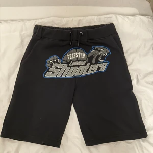 Trapstar Shooters shorts - Trapstar shooters shorts i nyskick. Båda shortsen för 500. Ett par för 300. 
