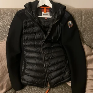 Parajumper Cardigan - Nyskick. Inte så mycket använd. Strlk S passar även XS. Nypris ca 4500kr