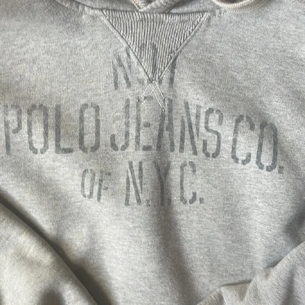 En jätte snygg och sällsynt Ralph Lauren Hoodie • Nypris runt 2000kr/Mitt pris: 899 • Om du har några funderingar eller frågor tveka inte att fråga🙌. Hoodies.