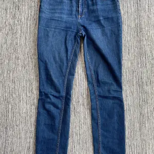 Blåa jeans i strl 28” från Marc by Marc Jacobs, modell Ella skinny.  Använda men i fint begagnat skick.  Mått Midjan: ca 39 cm Längd från grenen och ner: ca 75 cm  93% bomull, 6% polyester och 1% elastan  Kommer från ett djur och rökfritt hem.