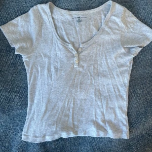 Brandy Melville topp/t-shirt - Supersöt!! Endast använd en gång💞