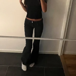 Low waist grå jeans - Aldrig använda men insydda i midjan. Lågmidjade gråa jeans från urbanoutfitters men köpt på zalando. Nypris 600. 