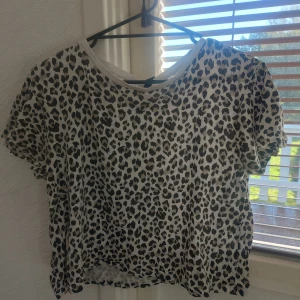 Kortärmad leopard tröja - Säljer en kortärmad tröja i leopard mönster (vit, svart) den är i mycket bra skick, använd ca 3 gånger! Strl L men passar även M! Säljer den för 50kr + frakt!