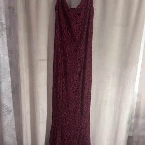 Klänning  - Säljer min otroligt vackra rödvins klänning som passar perfekt till event, bröllop, förlovning eller annat piffig tillställning. Använd endast 1 gång