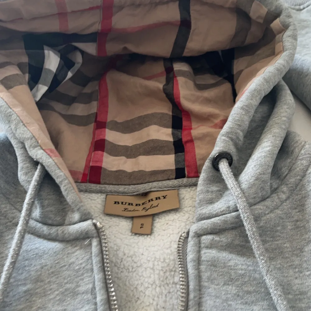 En fet burberry zip! Storlek S. Skick 10/10, inga defekter! Köpt här på plick. Priset är ej hugget i sten! Hör av er vid minsta fundering!💫. Hoodies.