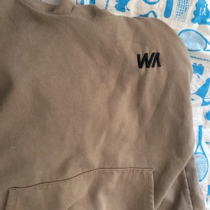 WA / WARP hoodie - Jätte skön och bra material generellt pris ej hugget i sten och knappt använd, tvättar den innan köp.