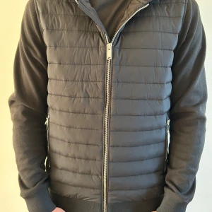 Reiss cardigan jacka - Säljer en Reiss cardigan, perfekt för för hösten. Helt ny och aldrig använd. Skick: 10/10 Storlek: S Nypris: 225€ (ca 2500kr) Pris kan diskuteras och kontakta vid ytligare frågor eller bilder.