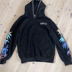 En super snygg Amiri hoodie. Nyskick, använts ungefär 2 gånger Priset är inte hugget.