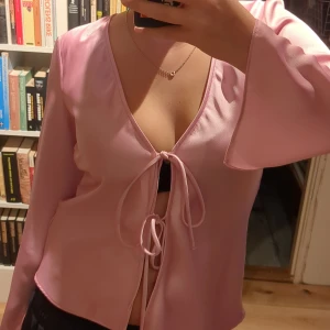 Blus från zara - En jättesöt rosa blus från Zara köpt för runt 300kr, använd 1 gång strl M