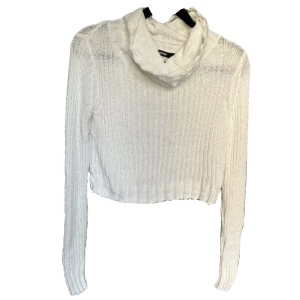 Vit stickad croptop med krage - Vit stickad croptop med krage från Bik Bok💕 storlek S, jättefint skick!