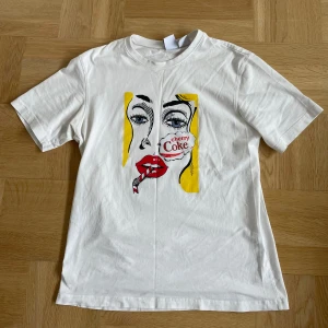 Zara x Coke Cherry T-shirt - Zara x Coke Cherry T-shirt. Storlek M med bra passform och bra skick.  Bara höra av sig för fler bilder eller frågor😎