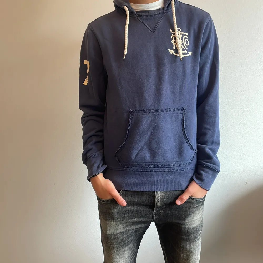 Cool Ralph Lauren hoodie. Säljer på grund av att den inte kommer till användning längre. Inga defekter. Säljer för 600 kr, öppen för bud. . Hoodies.