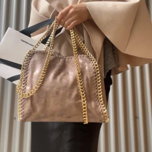 Stella McCartney  - Jättefin Stella väska d0pe helt oanvänd💕Ovanlig med sin rosa färg och guldkedja och passar alla olika stilar💕