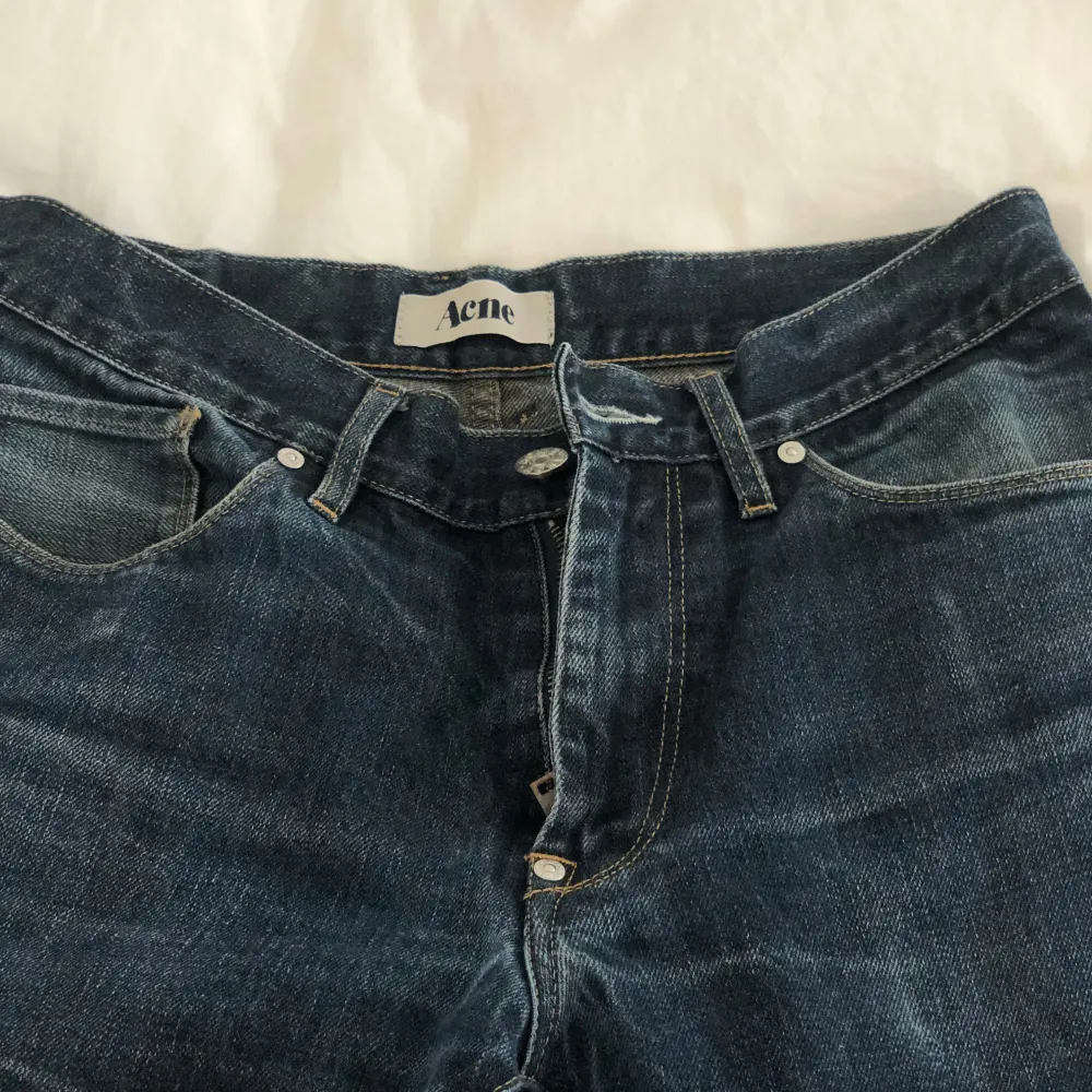 Ett par ascoola acne jeans. En herrstorlek men passar mig som vanligtvis är en S. Nypris ca 2000kr. Jeans & Byxor.