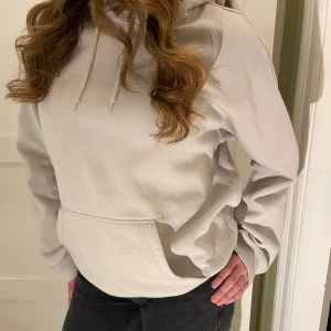 Mysig Hoodie - Helt basic hoodie som sitter bra, inte kommit till användningen är i  fint skick💗💗