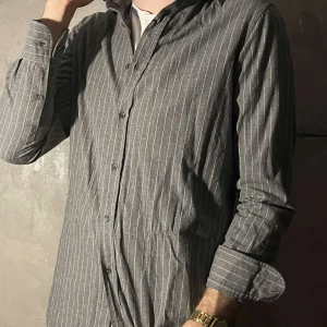 Massimo dutti  - Skjortan har en extremt bra fit, lite kort i armarna för mig, pris kan diskuteras‼️ Modell 188 Storlek M  Skick 10/10