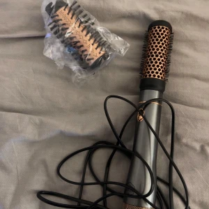 Varmluftsborste  - Dysondupe från obh nordica med två olika borsthuvuden. Aldrig använd🥰