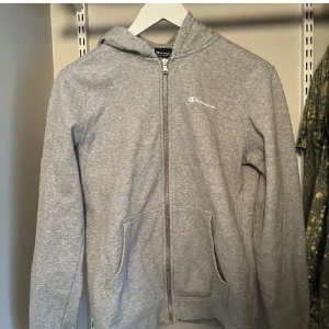 Champion ziphoodie - Grå ziphoodie från märket Champion i bra skick! Storlek 162/167cm.