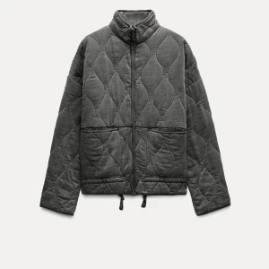 Populär jacka från zara - Säljer min gråa jacka från zara då den inte kommer till användning, storlek L men passa mig som vanligtvis har S. Använd Max 5 gånger pga köpt sen vår 2024, har någon fläck (färgskiftning?) som visas i bild. Nypris 859:-, mitt pris 550:-