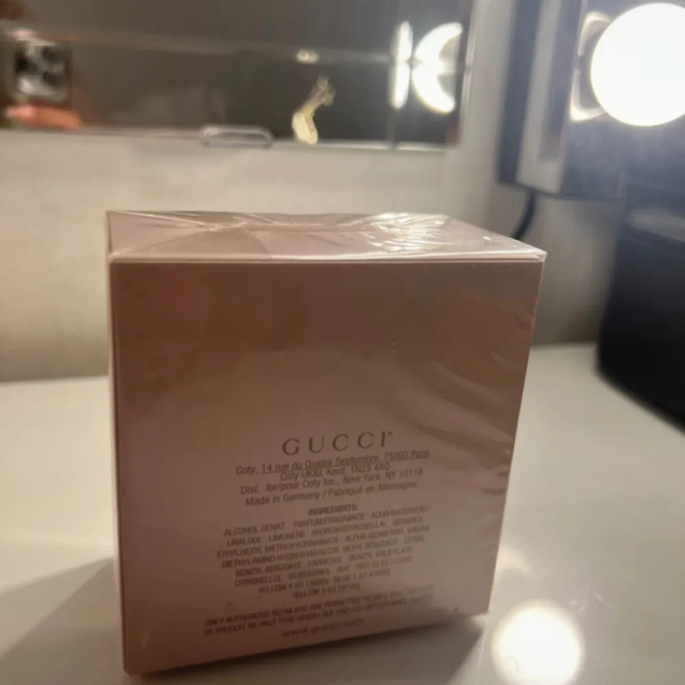 Säljer en lyxig Gucci Bamboo Eau de Parfum i en elegant rosa förpackning. Denna parfym är perfekt för den som älskar en sofistikerad och feminin doft. Förpackningen är helt ny och oöppnad, vilket gör den till en perfekt present eller tillägg till din egen samling. Köp nu och upplev den fantastiska doften av Gucci Bamboo!. Parfym.