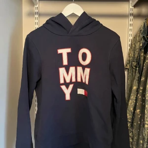 Tommy Hilfiger hoodie - Marinblå Tommy Hilfiger hoodie med tryck. Varsamt använd. Storlek 176cm/S.