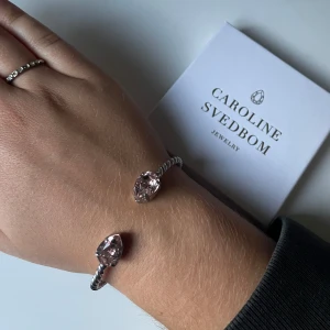 Caroline Svedbom armband - Säljer mitt Caroline Svedbom armband i silver med stenen ”vintage rose” 🥰 Säljer pga använder inte silver smycken längre. Armbandet är inte så flitigt använt och därmed inga defekter💋