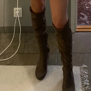 Bruna boots  - Bruna höga boots i mockaimitation 