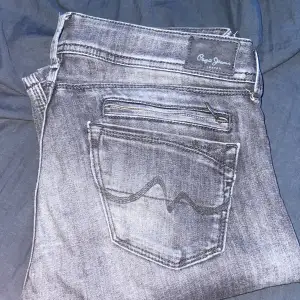 Säljer min syrras pepe jeans åt henne. Köpta för 989kr  Säljs för 400kr. Hör av er vid frågor! Skick 10/10, riktigt fina!