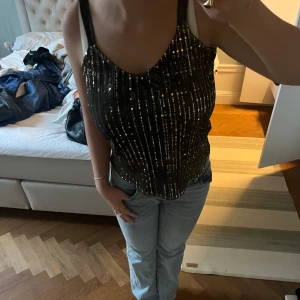 Fest topp - En supercool guld-glittrig fest topp!!