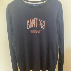 Mörkblå långärmad tröja från GANT - Säljer en snygg mörkblå långärmad tröja från GANT! I bra skick