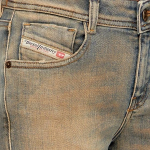 Mid waisted Jeans - Mid waist jeans i en blå färg med bruna toner från Diesel. Storlek 27