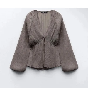 Zara blus - Säljer denna fina blus då den ej riktigt är min stil, har prislappen kvar!!