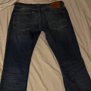 Replay jeans blåa - W33 men sitter mer som W32, skick 9/10 ny pris 1399:- mitt pris 499:-  Pris kan diskuteras, skriv vid funderingar! 