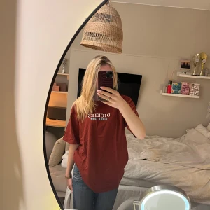 Röd t-shirt från Dickies - Säljer en röd t-shirt från Dickies med texten 'DICKIES SINCE 1922' tryckt på framsidan. T-shirten är köpt från ASOS män avdelning vilket gör den oversized. Den är väldigt bekväm och älskar färgen!💕