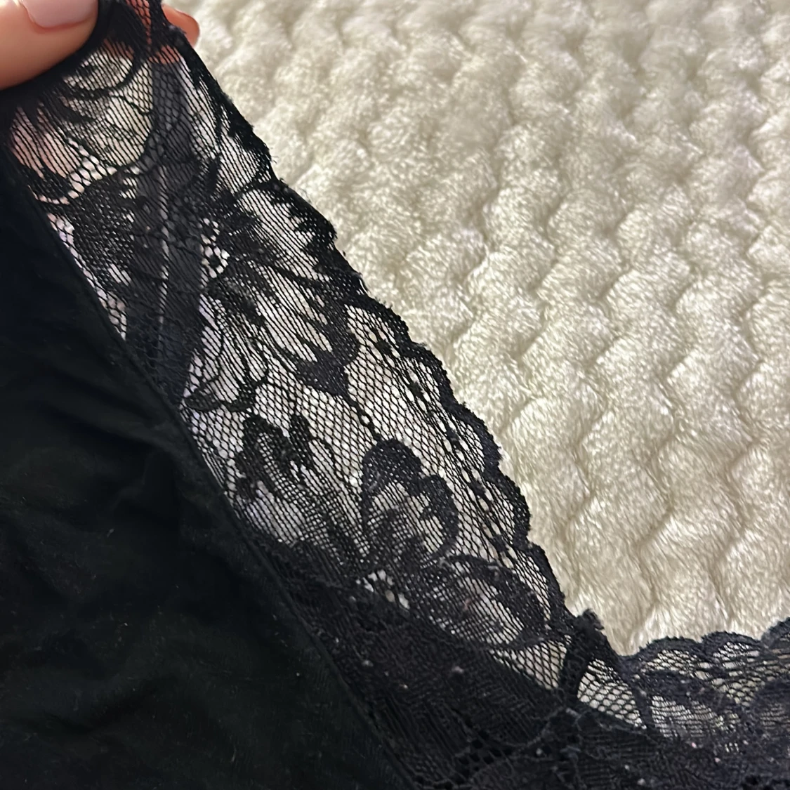 Svart linne med spetsdetaljer - 91