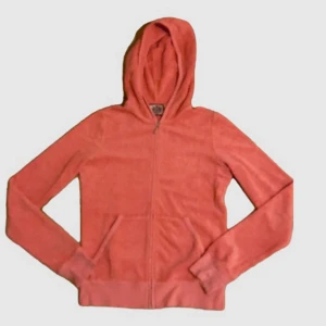 Vintage Juicy Couture - snygg vintage rosa Juicy Couture hoodie med dragkedja och huva. Den är mer rosa än på bilden