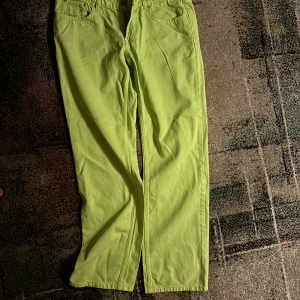 Limegröna byxor - Snygga limegröna byxor med en straight passform. Perfekta för att liva upp garderoben med en pop av färg. Byxorna har klassisk femficksdesign och är tillverkade i ett bekvämt material.