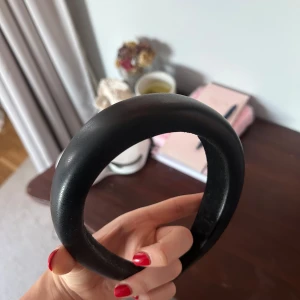 Svart diadem - Snyggt diadem i svart fejk skinn 