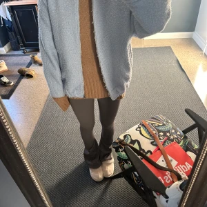 Ljusblå teddyjacka från Zara - Ljusblå Teddy liknade jacka från zara, väldigt bra skick🥰