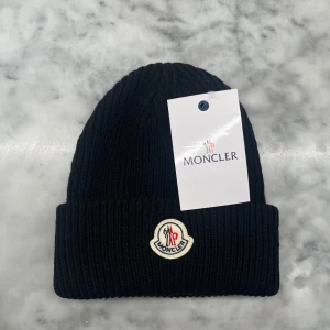 Moncler mössa - Aldrig använd, mycket bra skick